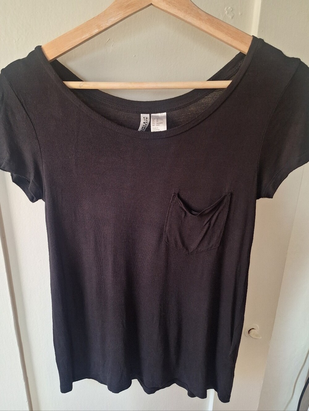 H&M Basic Black Pocket Scoop Neck T-Shirt – Women's XS